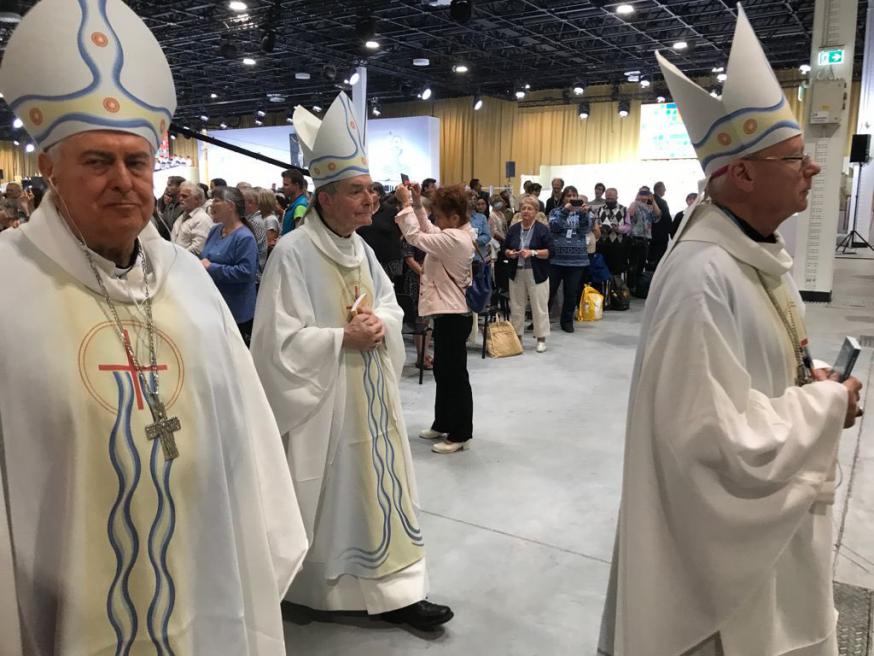 De Belgische bisschop Jousten concelebreerde mee de Eucharistie © Eric de Beukelaer