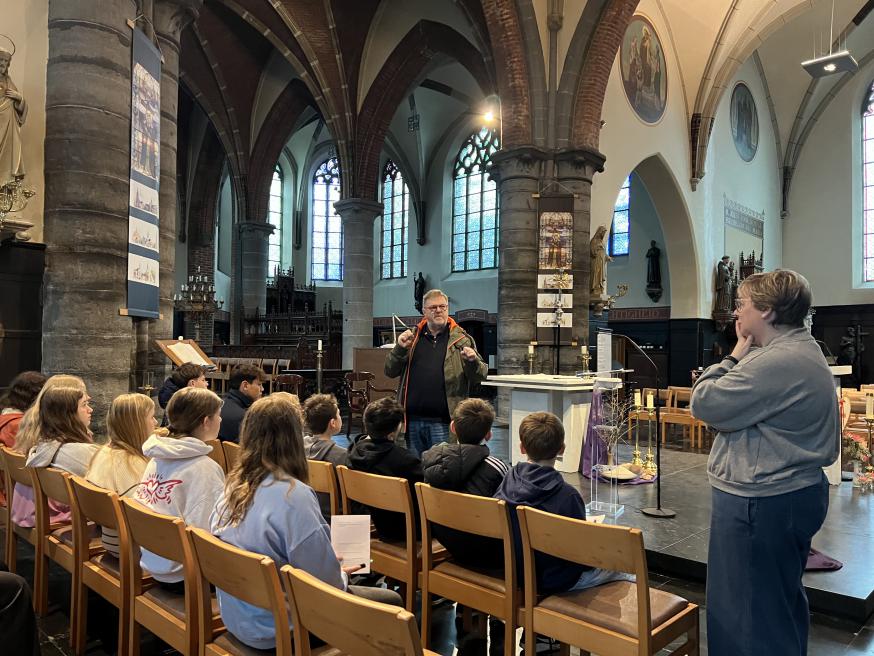 Schoolbezoek Broederschool kerk-2 