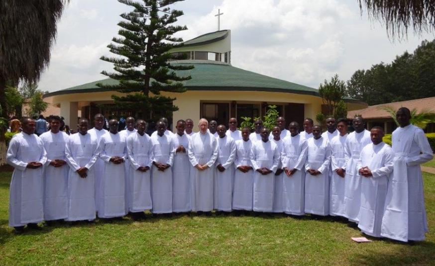 De 27 novicen met generale overste broeder René Stockman in het midden in het internationale noviciaat van de Broeders van Liefde in Nairobi © Broeders van Liefde