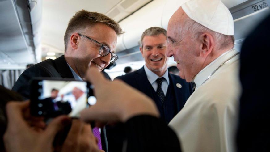 Matteo Bruni (achteraan) tijdens een vliegende persconferentie met de paus  © VaticanMedia