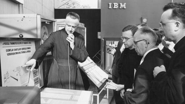 Pater Roberto Busa sj. toont zijn vorderingen op Expo 58 in Brussel. © IBM Stories