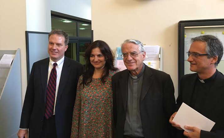 Greg Burke en Paloma García Ovejero met Federico Lombardo (oud-directeur van de persdienst van het Vaticaan) meteen na hun aanstelling  © Zenit