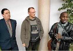 Pascal Sorgo (rechts) krijgt een warm welkom van diaken Chris Geerts en Bob Van Lancker © De Standaard