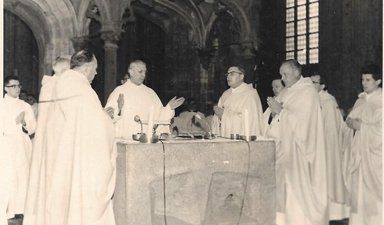 Foto uit 1965, ter gelegenheid van de dankmis bij 10 jarig-bestaan met kardinaal Suenens © COPAL