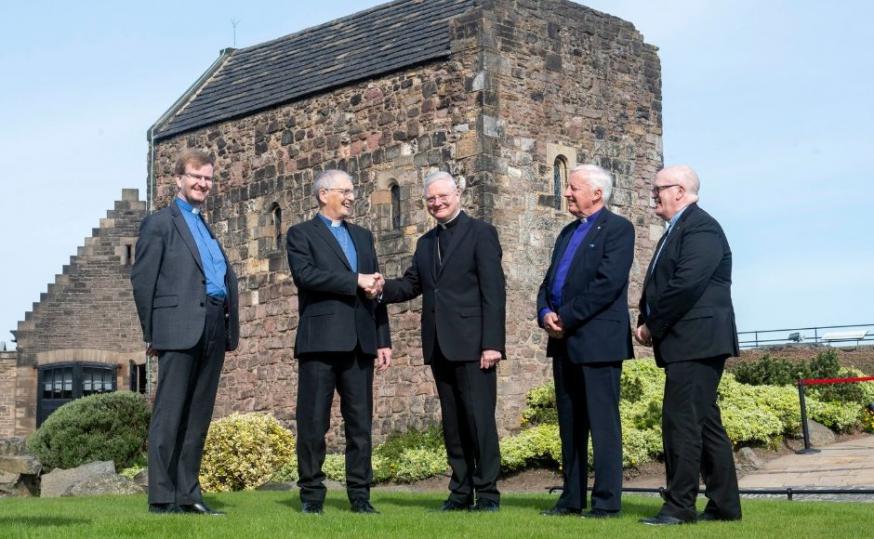 Iain Greenshields, de moderator van de Church of Scotland, en de katholieke aartsbisschop Leo Cushley schudden elkaar de hand © Church of Scotland