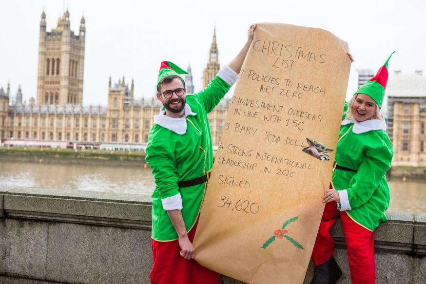 Cafod overhandigt klimaateisen aan het Britse Parlement © CAFOD Cafod overhandigt klimaateisen aan het Britse Parlement © CAFOD