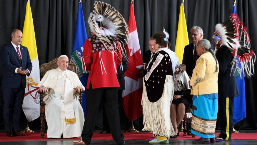 De paus ontmoet leden van de inheemse volkeren en parochianen van de H. Hartkerk in Edmonton op 25 juli 2022 © VaticanMedia