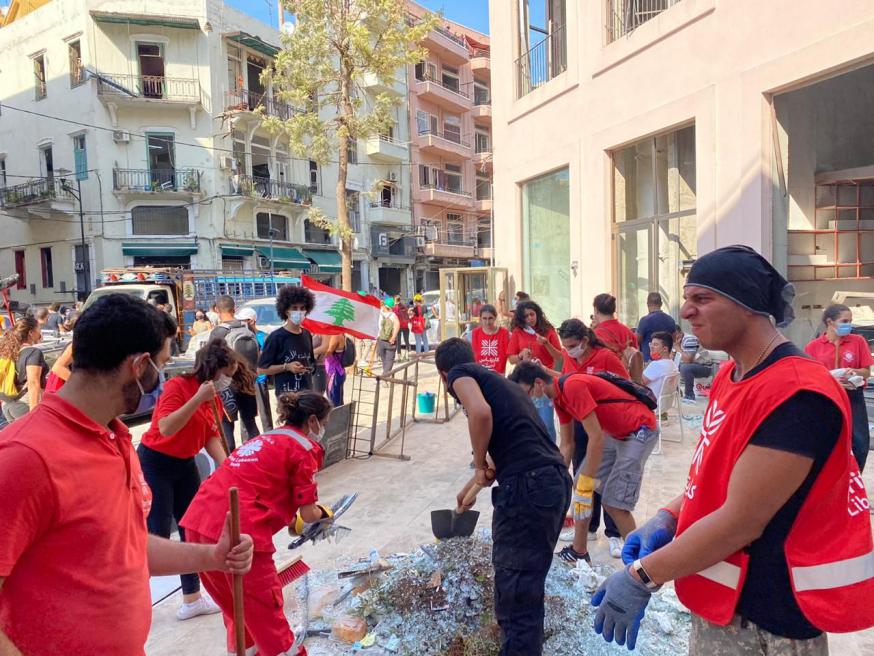 Vrijwilligers helpen het puin ruimen © Caritas Libanon Vrijwilligers helpen het puin ruimen © Caritas Libanon