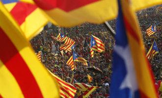 Catalaanse vlaggen tijdens een massaal straatprotest in Barcelona 
