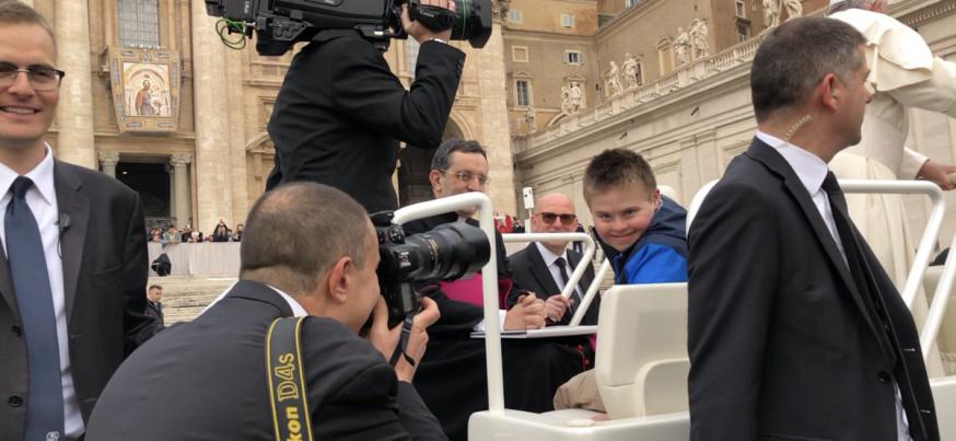 Pete Lombardi met paus Franciscus © Catholic Traveler