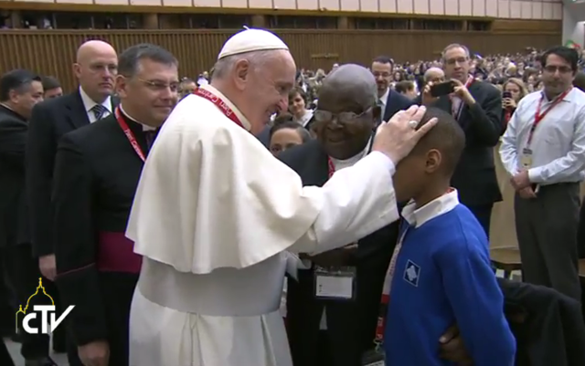 Paus Franciscus geeft een van de kinderkoorleden een kruisje  © CTV/SIR