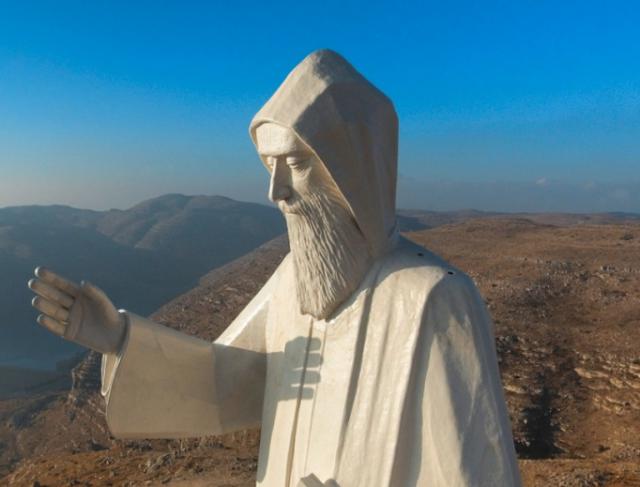 Het monumentale beeld van de Heilige Charbel © Eli Korkomaz/maronitische patriarchaat