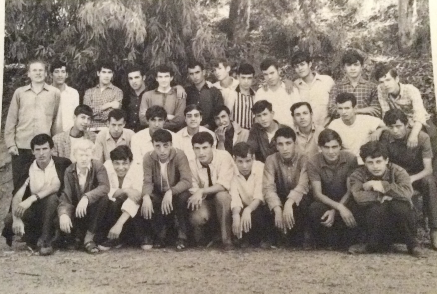 Charles Deckers met de jongens van zijn beroepsschool in Tizi-Ouzou. © Familiearchief Charles Deckers