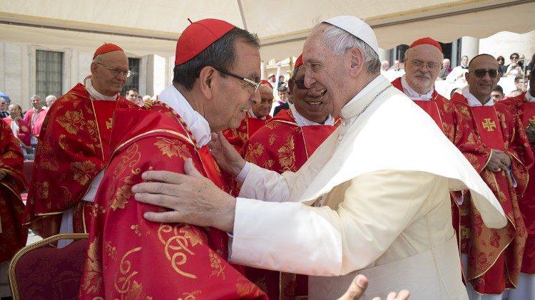 Kardinaal Chavez bij paus Franciscus © Vatican Media