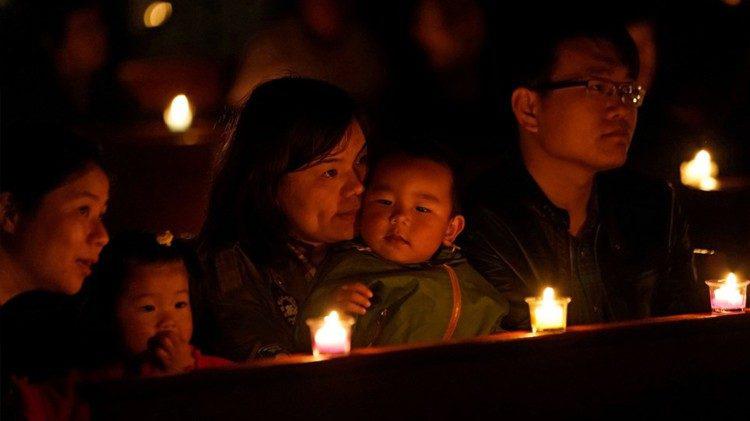 Chinese katholieken in gebed © VaticanNews