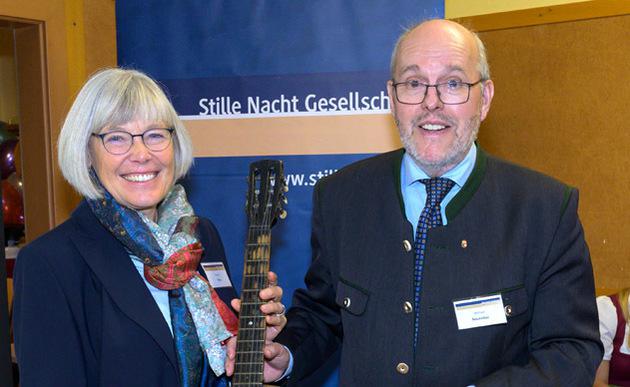 Christa Pritz en haar voorganger Michael Neureiter © Stille Nachtvereniging Christa Pritz en haar voorganger Michael Neureiter © Stille Nachtvereniging