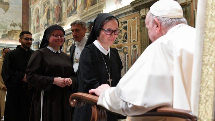 Paus Franciscus ontmoet leden van het Claretianum © Vatican Media