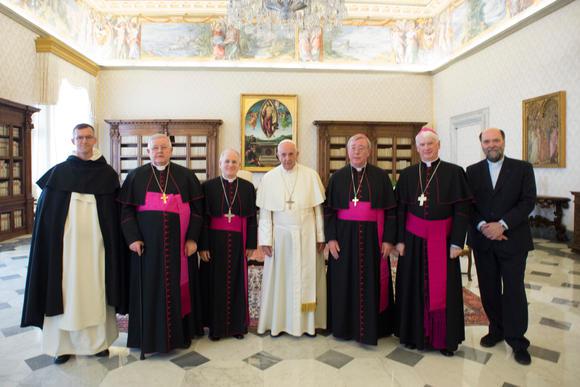 De COMECE-delegatie met aartsbisschop van Luxemburg Jean-Claude Hollerich s.j., voorzitter, en dominicaan Olivier Poquillon, secretaris-generaal, bij paus Franciscus op 18 mei 2018 © COMECE