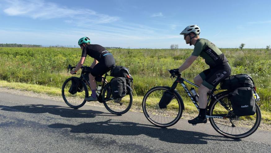Bossen, velden, eenzame wegen, … rust en stilte, … een echte pelgrimstocht voor onze drie fietsers. 