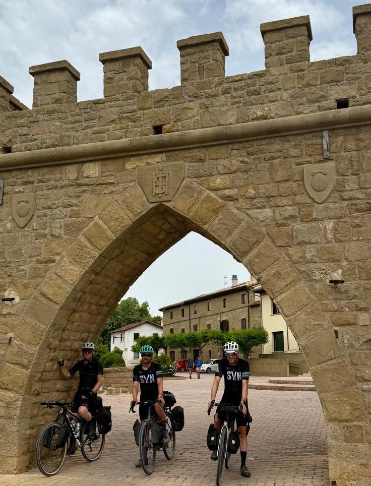 Dank u koningin Doña Major om deze brug 900 jaar geleden te bouwen voor onze fietspelgrims! 