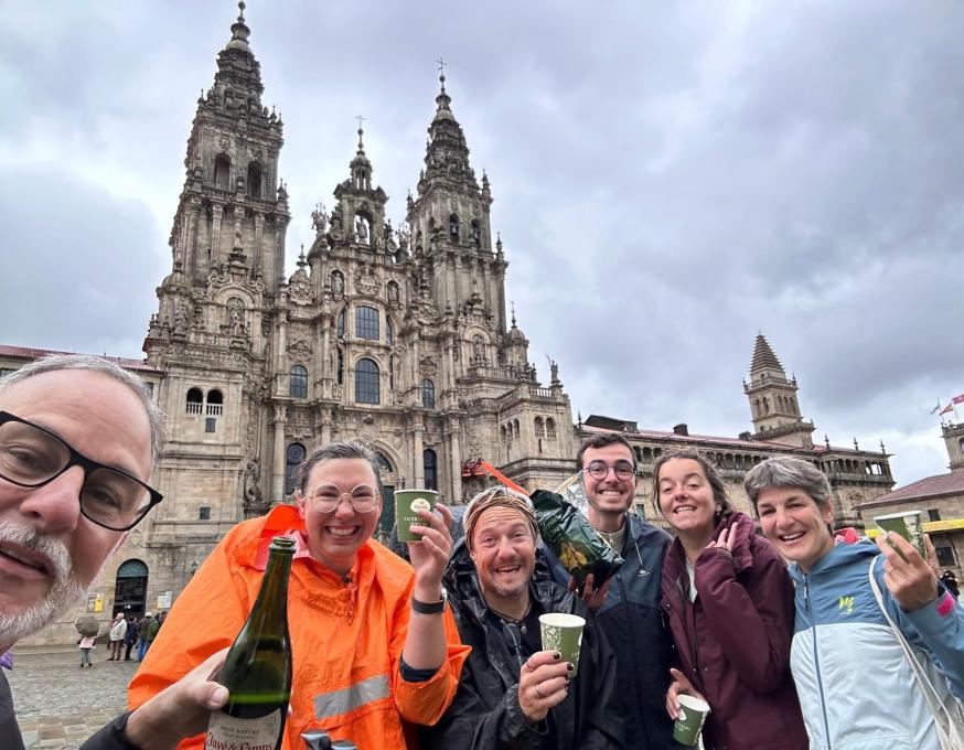Klinken op de aankomst in Santiago de Compostella. 
