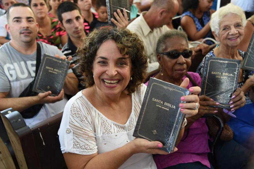 Cubaanse christen met haar nieuwe Bijbel © UBS