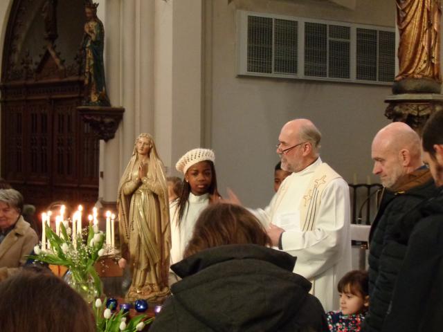 gebed rond Maria © kerk sint-gillis-waas