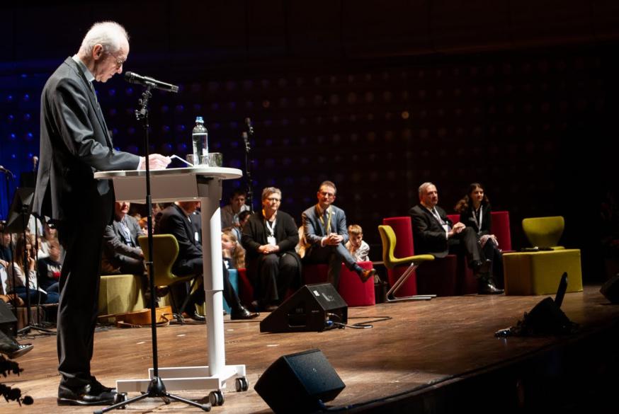 Kardinaal De Kesel spreekt de aanwezigen toe tijdens "genereus, ambitieus"  © Foto Pieter-Jan Crombez 