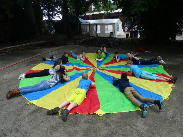 Katrien test samen met haar groep de parachute. 