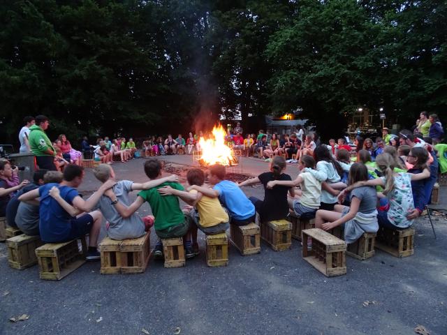 Samen met alle jongeren zingen rond het kampvuur. 