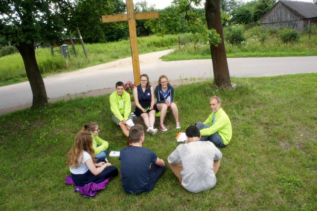 Priester Guido in gesprek met jongeren na de catechese © IJD Priester Guido in gesprek met jongeren na de catechese © IJD