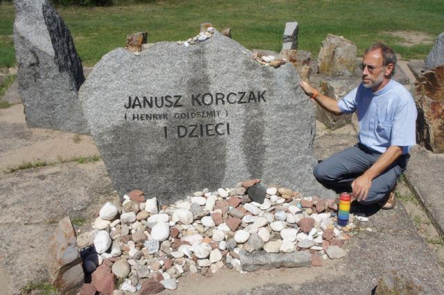 Priester Guido bij het graf van Janusz Korczak in Treblinka © IJD