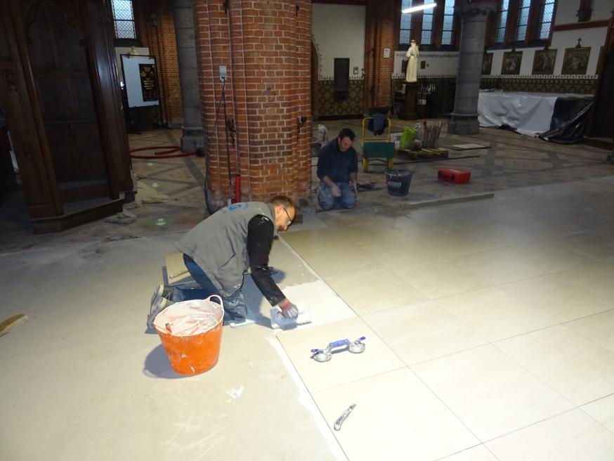 Werken in de kerk © Nora Van Renterghem