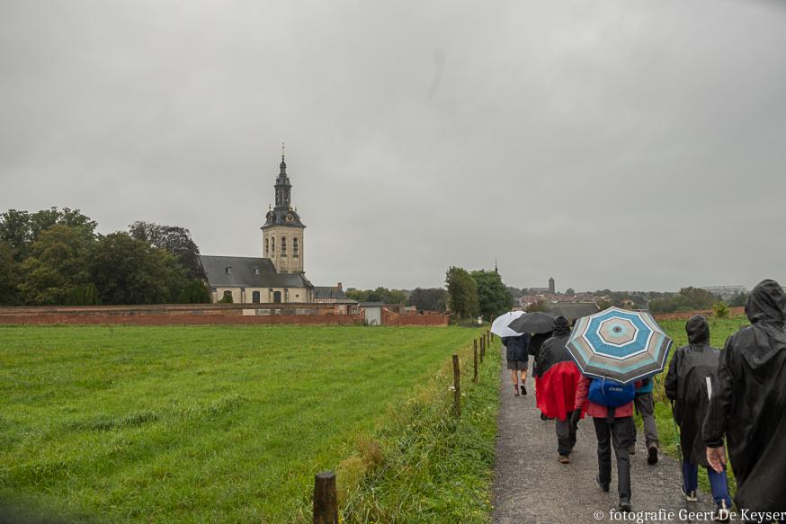 Pelgrimsestafette in de regen © Geert De Keyser