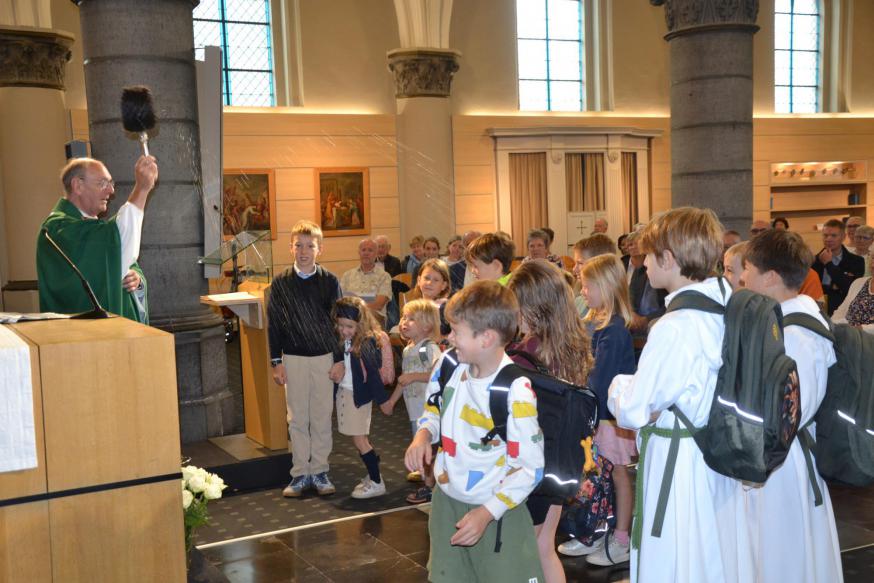 Viering met boekentaszegening © Karen Devroe