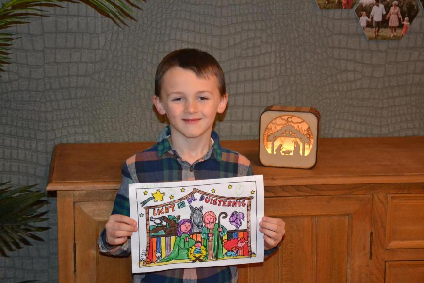 Ralph is fier op zijn mooi ingekleurde tekening. Proficiat! © Karen Devroe