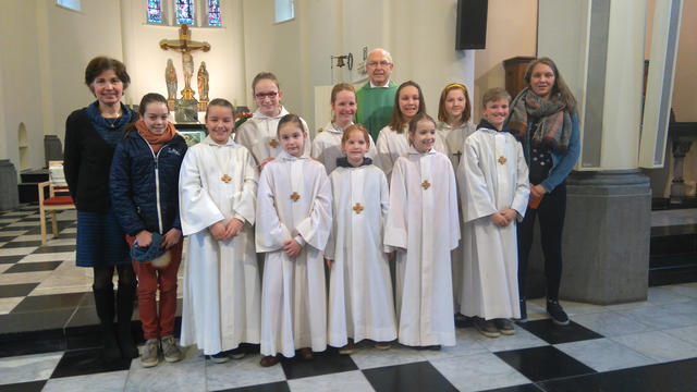 Een sterke groep acolieten in de Sint-Katharinakerk 