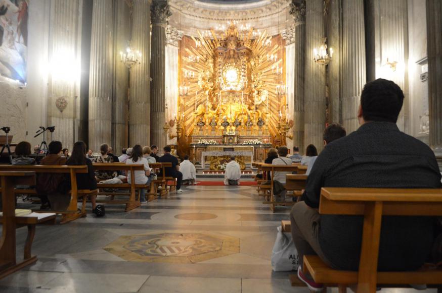 Een gebedswake van de gemeenschap van Taizé in de Santa Maria in Campitelli-kerk. © Erik De Smet