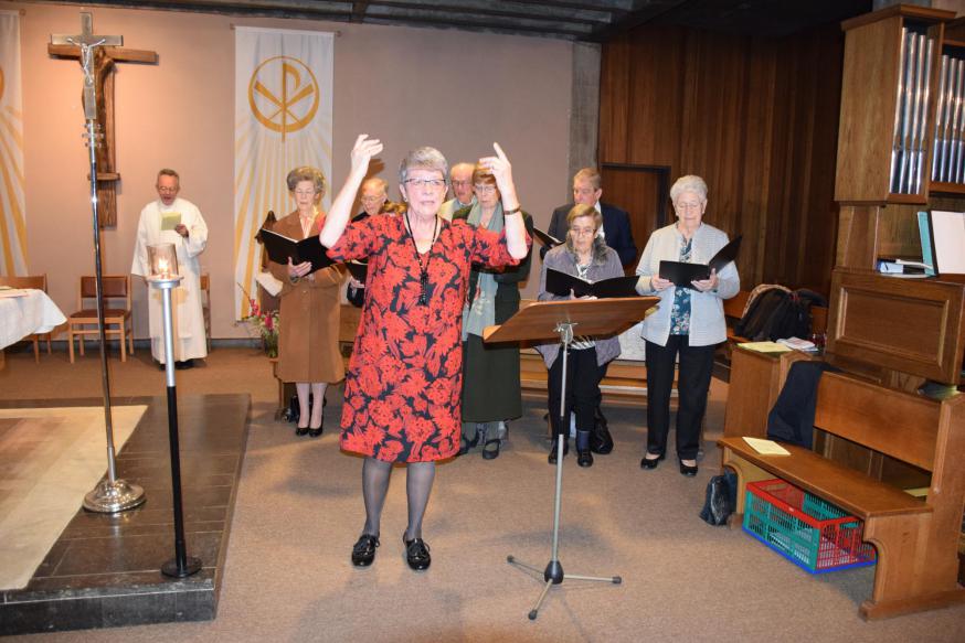 Marita als dirigente in de kerk van Stokkel © Marita Mombaerts