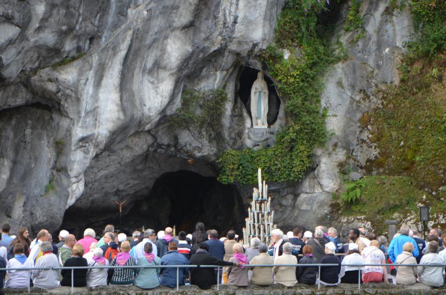 Te Lourdes op de bergen verscheen in een grot... © Mariette Dhondt