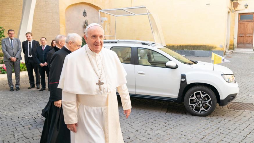 Paus Franciscus kreeg een Dacia Duster van autobouwer Renault © Vatican Media