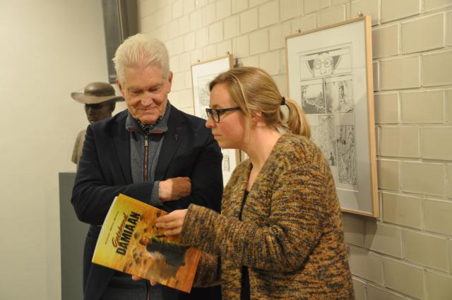 Vlaamse provinciaal Gilbert De Decker met Lise Van Dessel, pers en promotie van Van Halewyck, bij de voorstelling van het stripverhaal © Tom Heylen / Kerk & Leven