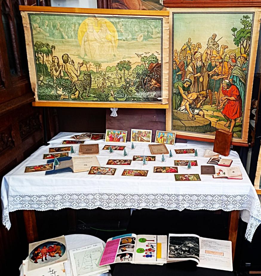 Godsdienstles in de kerk 