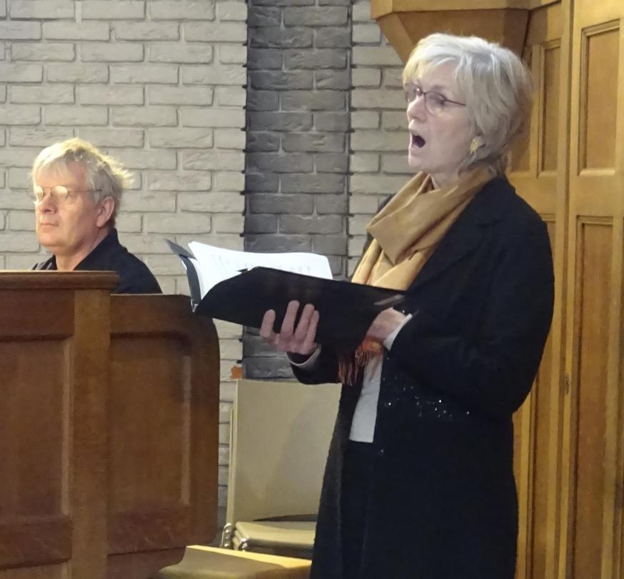 Tijdens de concertmis van zondag 4 mei jl. werd sopraan Cristel De Meulder vergezeld door Matthias Müller aan het orgel. © Marjo Perry