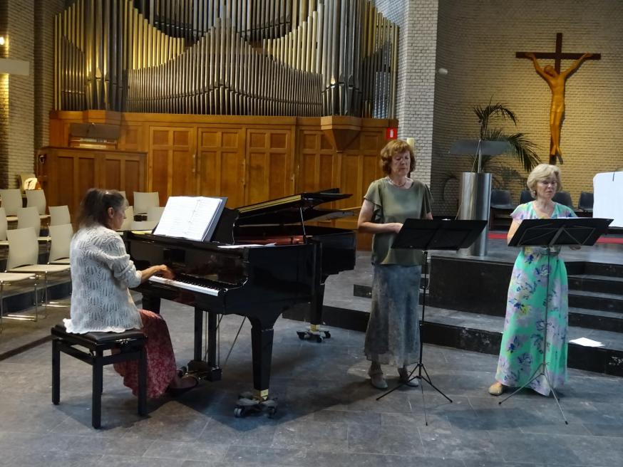 Ria Van Bortel, Brigitte Bruyndonckx zang en Nicole de Paepe aan de piano tijdens het 'Ave Maria' van Peter Benoit, 6 juli 2025 © Marjo Perry