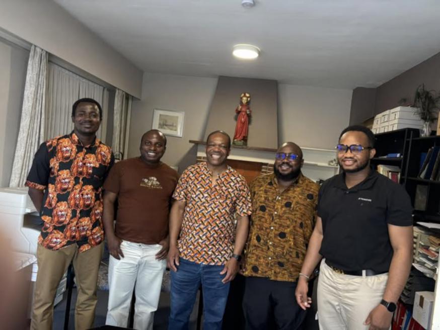De spiritijnen die actief zijn binnen het dekenaat, pater Samuel, pater Moses, pater Emmanuel, pater Franck Bruno en pater Chibundo. Op de foto ontbreken pater Alphee en ook pater Sooi en pater Jan die zich dienstbaar opstellen binnen de gemeenschap. © Dekenaat Kempen Oost