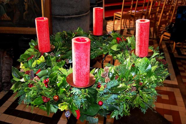 De verwachting van Kerstmis wordt zichtbaar met een adventskrans in onze kerk en woonkamer. © Parochie Lissewege