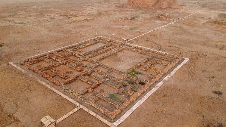 De archeologische site van Ur in Irak, met een ziggoerat in de achtergrond  © VaticanNews