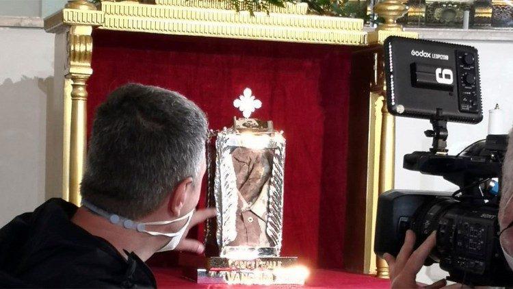 De relikwie met het bebloede shirt van de zalig verklaarde Rosario Livatino in de kathedraal van Agrigento © VaticanMedia