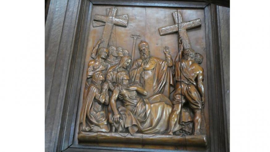 Basreliëf op de preekstoel van de H. Kruiskerk te Stekene dat de aanduiding van het ware kruis voorstelt na de genezing van een zwaar zieke vrouw.  © kerkfabriek H. Kruis Stekene